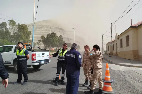 Chubut declaró una alerta roja por vientos de hasta 150 km/h: se suspendieron las clases y hay cortes de rutas
