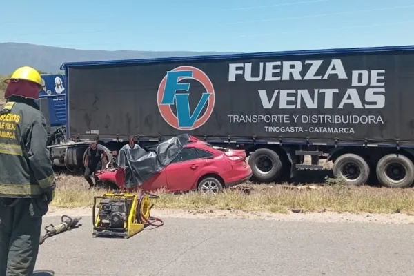 Un automovilista murió tras un impactante choque frontal con un camión en Catamarca