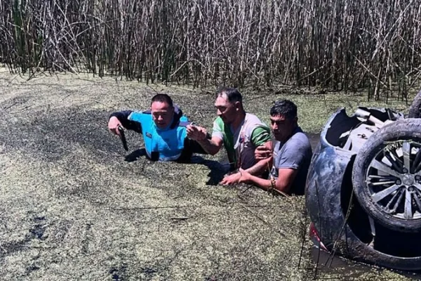 Robó un auto, volcó en un zanjón del Partido de La Costa y fue detenido