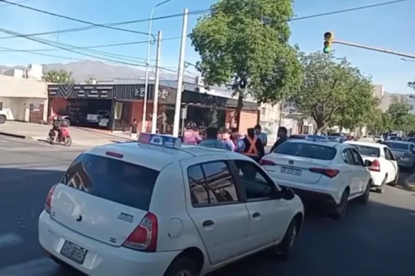 Protesta de taxistas con cortes de calles en el centro: 