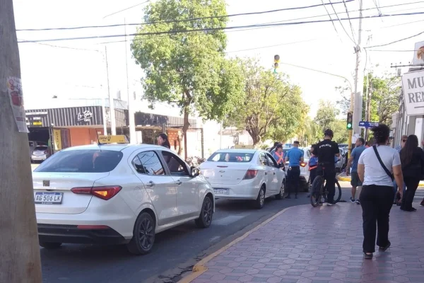 Protesta de taxistas con cortes de calles en el centro: 