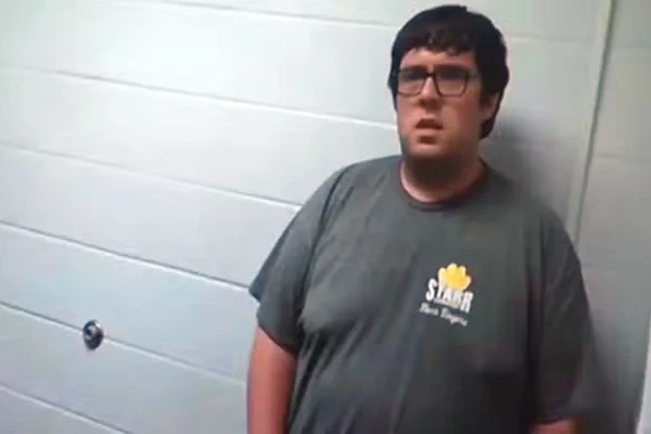 Un profesor acosó a una alumna de 11 años: le mandó más de 60 cartas y tenía fotos de ella en su escritorio