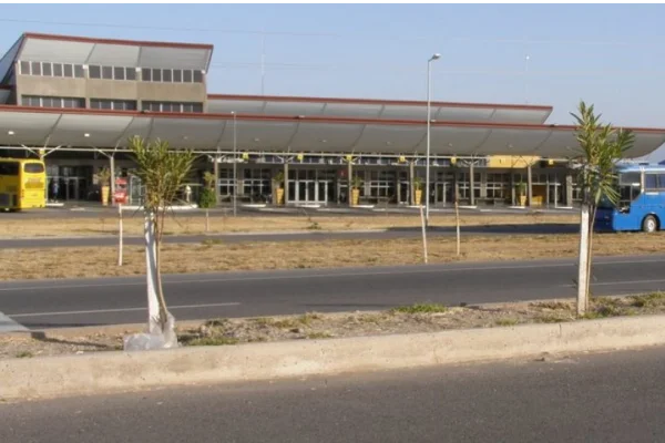 Corte de taxistas obliga a cerrar el ingreso a la Terminal de Ómnibus