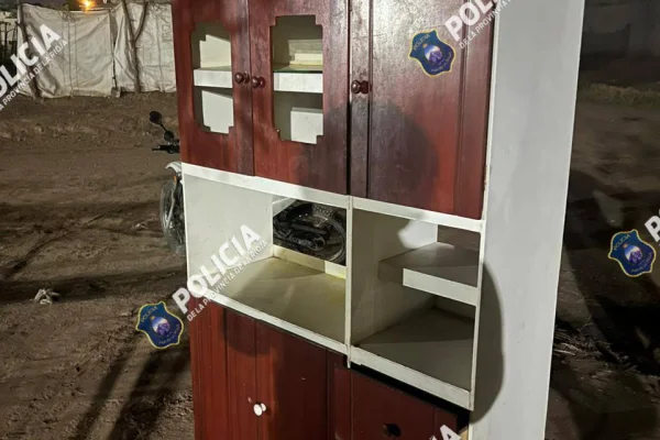 Le robó elementos a su novia y los vendió