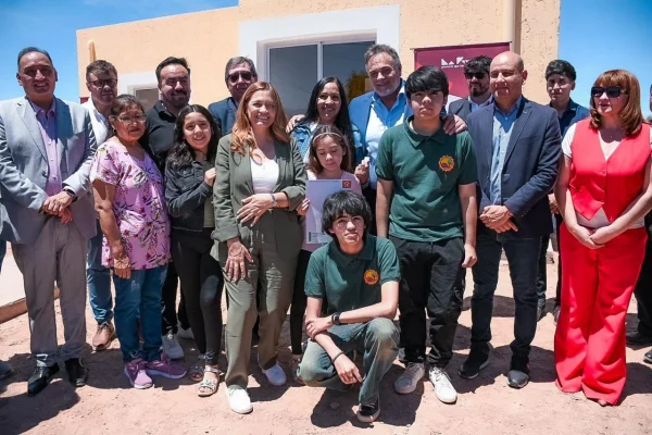 La Provincia reactivó la construcción y entregó nuevas viviendas en Villa Castelli