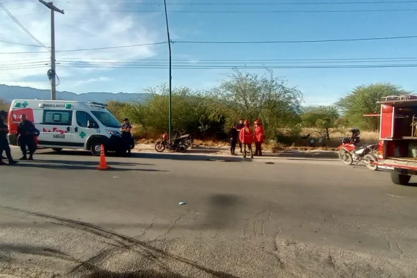 Derrapó en su motocicleta y sufrió heridas leves junto a una menor