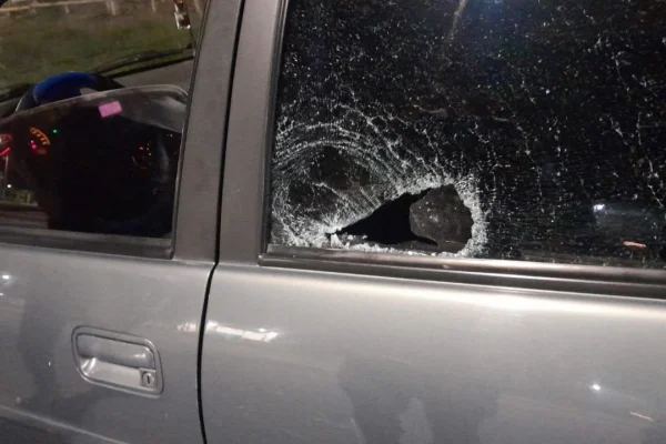 Dos autos sufieron daños tras ser atacados en la Circunvalación