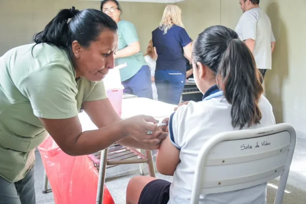 Avanza la campaña “Activá tu Escudo” con vacunación en las escuelas