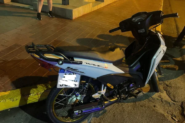 Cayó de su motocicleta en el barrio Pango y terminó en el hospital