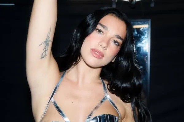 Cómo es la tendencia de bikinis dobles para este verano a la que ya se sumó Dua Lipa