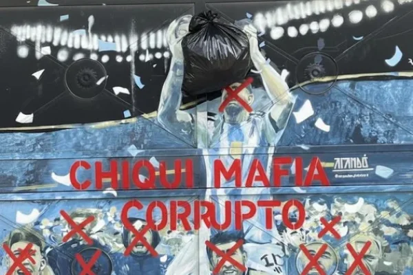 Vandalizaron murales mundialistas con mensajes hacia Chiqui Tapia