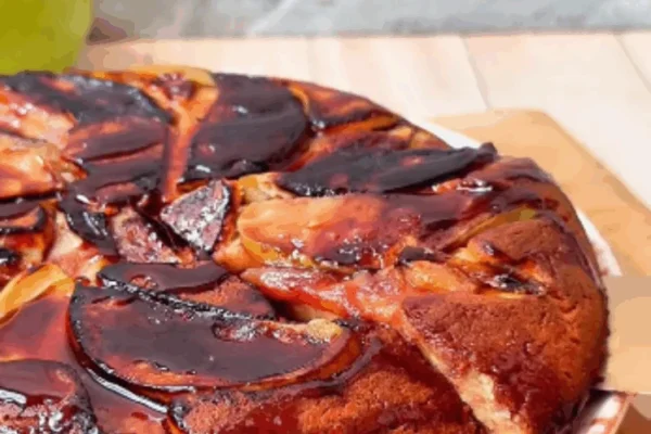 Torta invertida de manzana en sartén: la receta sin horno, sin azúcar y con avena que vas a amar