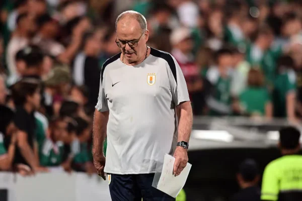 Explotaron las críticas contra Bielsa tras la histórica goleada 5-1 que sufrió Uruguay: las dudas sobre su futuro de cara al Mundial 2026