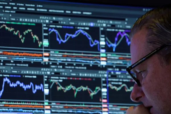 Jornada financiera: el dólar subió a $1.430 y el riesgo país quedó al borde de los 600 puntos