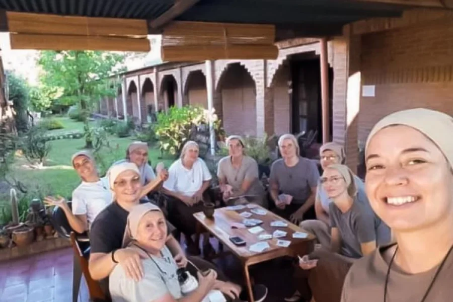 Florencia es quien saca la selfie.