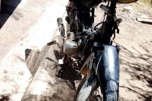 Motocicleta quedó con serios daños tras ser arrollada por un camión