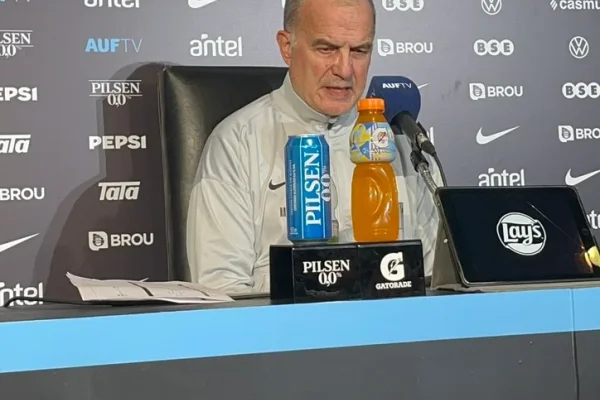 Marcelo Bielsa afirmó que no renunciará al cargo de DT de la Selección uruguaya