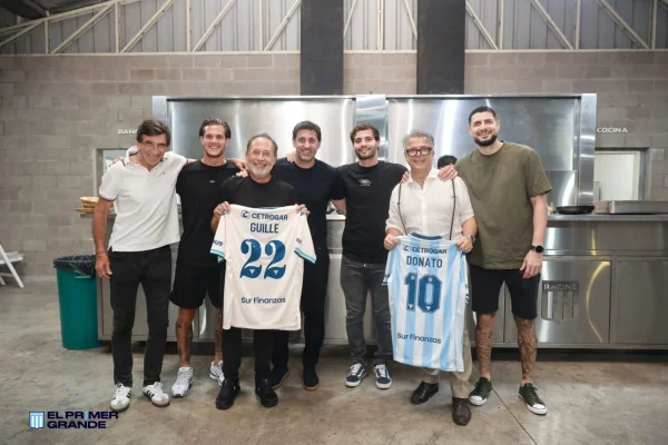 El encuentro del plantel de Racing con Francella y Donato de Santis antes de enfrentar a River
