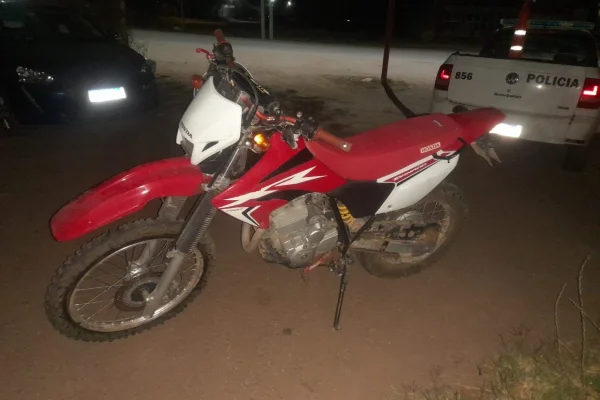 Se le reventó un neumático, se cayó y sufrió lesiones leves