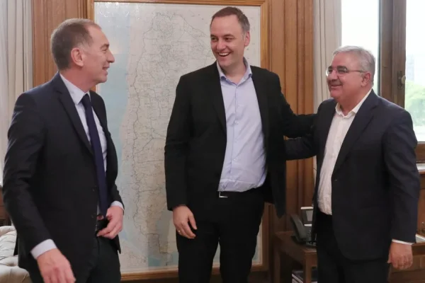 Manuel Adorni trabaja en el diálogo interno y convoca a una reunión de Gabinete