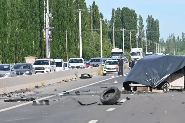 Trágico choque en la Ruta 22: una camioneta embistió a un auto y murieron un hombre y dos niños