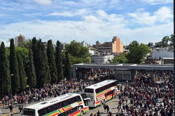 La hinchada de Lanus partió a Paraguay en busca de la gloria