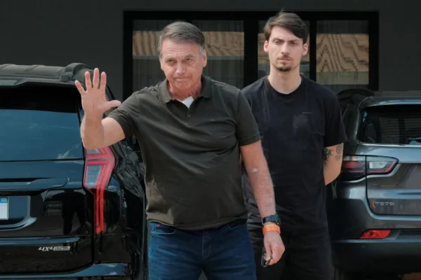 La Justicia brasileña aseguró que Jair Bolsonaro intentó romper su tobillera electrónica para fugarse