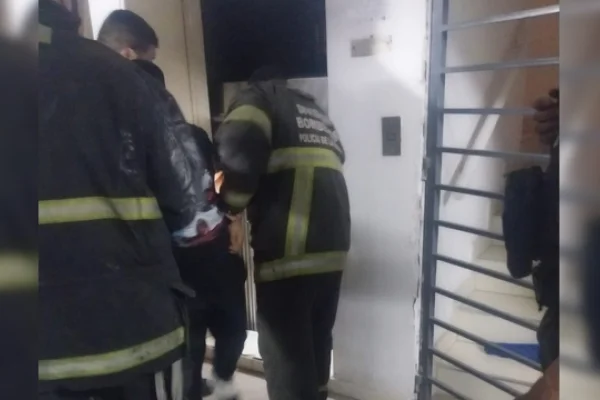 La Policía rescató a cinco personas atrapadas en un ascensor