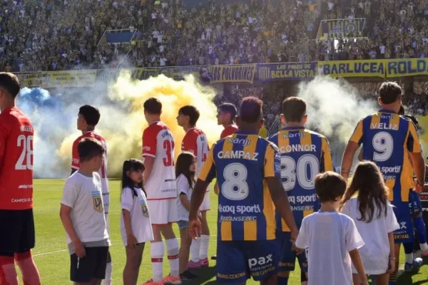 De espaldas: así fue el pasillo de Estudiantes a Rosario Central tras la polémica por el título