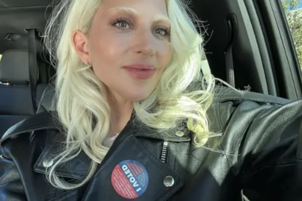 Lady Gaga sorprende en París con un look nunca antes visto