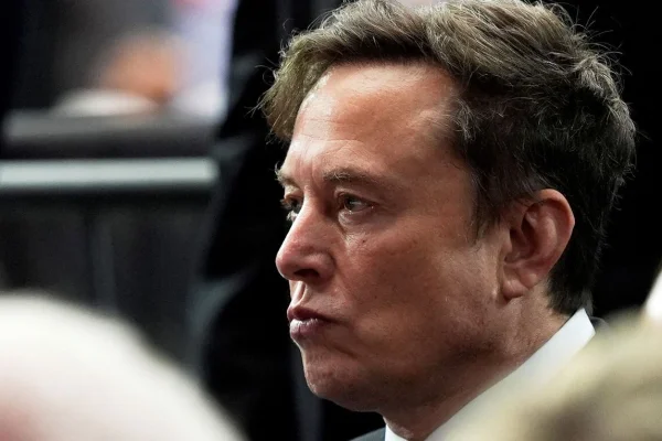 La IA de Elon Musk aseguró que el magnate es más atlético que LeBron James y más inteligente que Newton