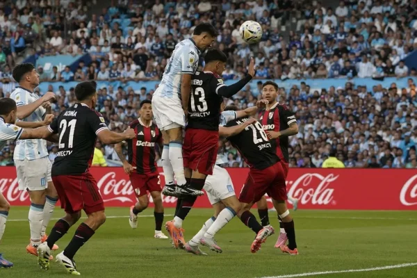 Racing le ganó un partidazo a River de manera agónica y avanzó a cuartos de final