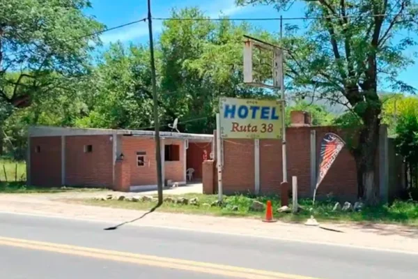 Hallaron muertos a una mujer y a un joven riojano en un hotel alojamiento de Córdoba