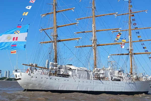 Regresó al país la Fragata Libertad y un joven riojano volvió a bordo del emblemático buque escuela