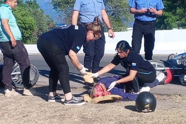 Motociclistas heridos en fuerte siniestro vial