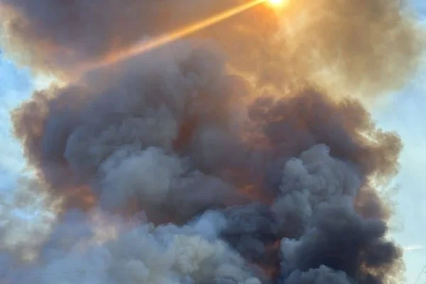 Bomberos y Defensa Civil trabajan en un incendio en la zona sur