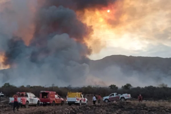Bomberos y Defensa Civil trabajan en un incendio en la zona sur