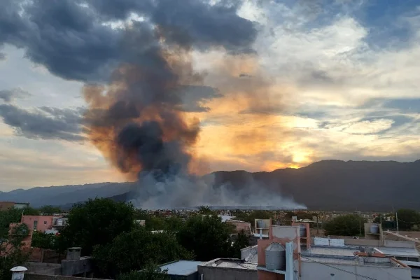 Bomberos y Defensa Civil trabajan en un gran incendio en la zona sur