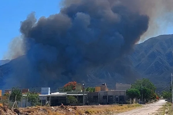 David Barrera: “No hay viviendas en riesgo, pero el fuego está activo en este momento”