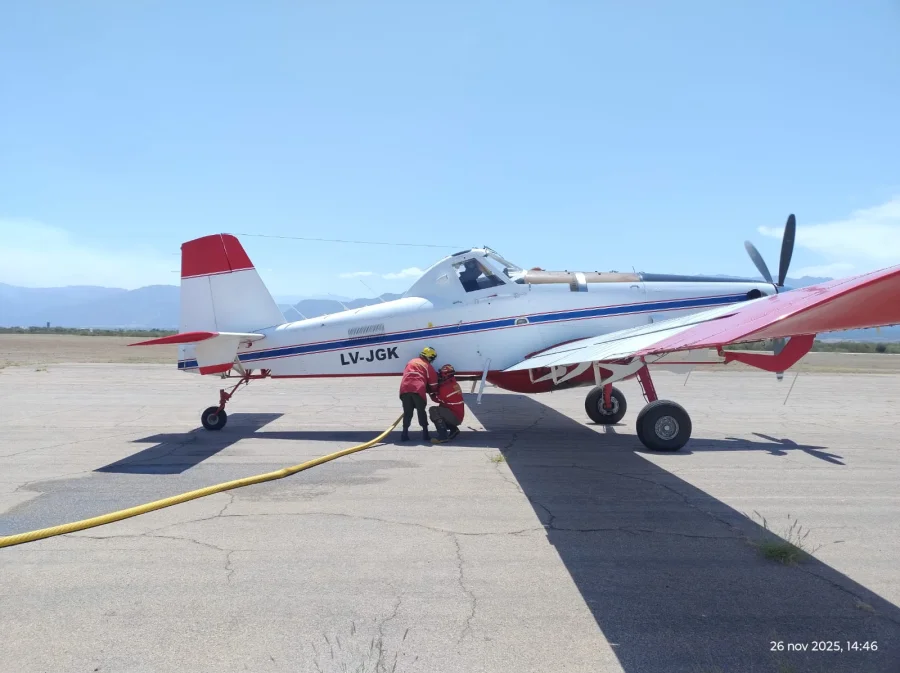Aviones hidrantes del Plan Nacional de Manejo del fuego trabajan para enfriar el lugar