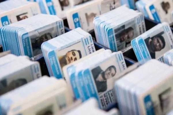 Le sacarán la licencia de conducir a quienes cometan delitos con motos o autos