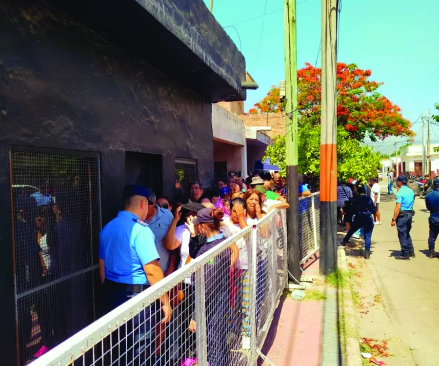 Hubo largas filas para votar en la sede del barrio Matadero.