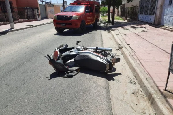 Una mujer cayó de su motocicleta y sufrió escoriaciones varias