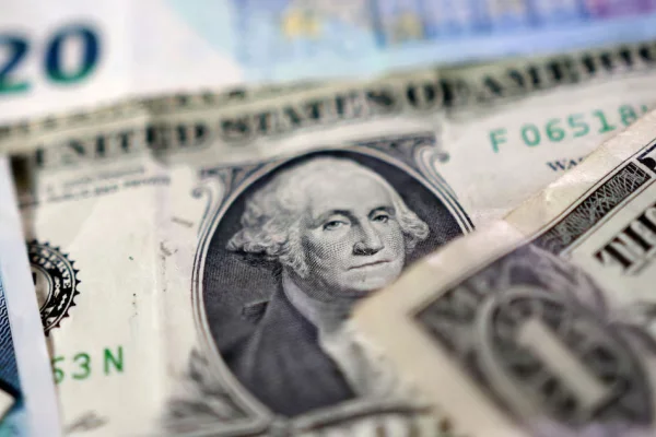 El dólar cortó la racha alcista de cinco días consecutivos, con menos actividad por el feriado en EEUU