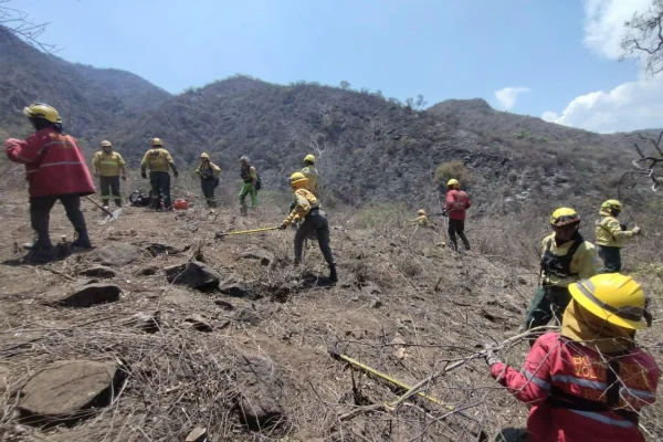 El incendio forestal en la Capital está contenido pero sigue la lucha contra el fuego