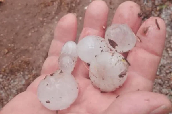Leve lluvia y granizo en seco sorprendieron a localidades del interior riojano