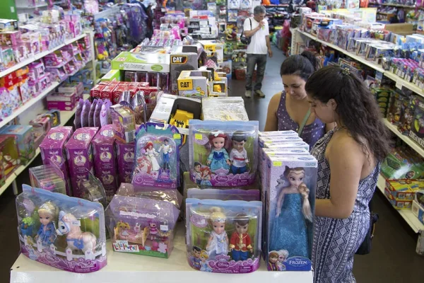 El regalo de Navidad más caro: los juguetes en Argentina son hasta 75% más costosos que en la región
