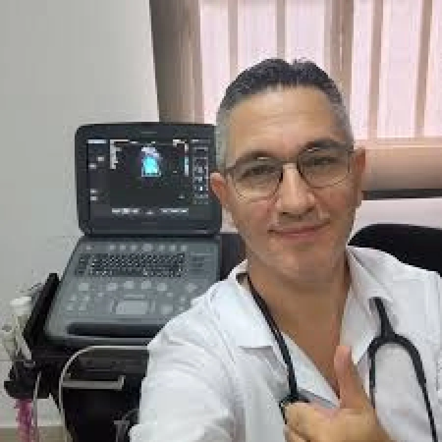 El Dr. Barbero Indic&oacute; que un adulto debe ingerir al menos 2 1/2 de agua por día, aumentando esa cantidad en jornadas de calor extremo o cuando realiza actividad f&iacute;sica