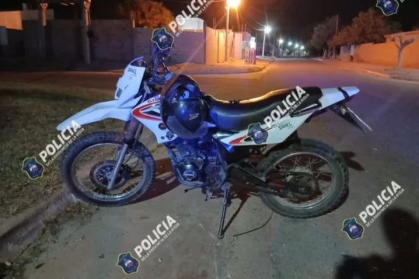Una jovencita sufrió una fractura tras caer de su motocicleta