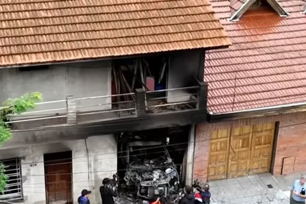 Un auto explotó dentro de un casa y hay un herido grave